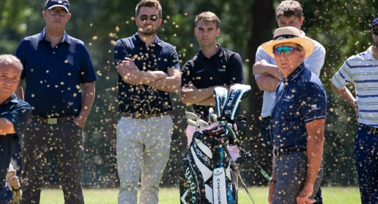David Leadbetter sur un terrain de golf regardant un tir effectué
