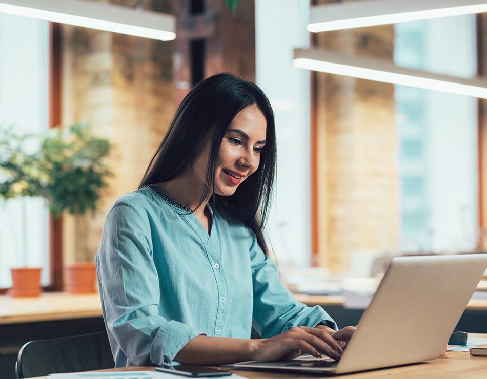 Lady looks at SAP S/4HANA Cloud Public Edition on her laptop