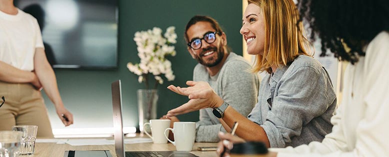 De jeunes entrepreneurs travaillent ensemble avec bonheur dans un bureau
