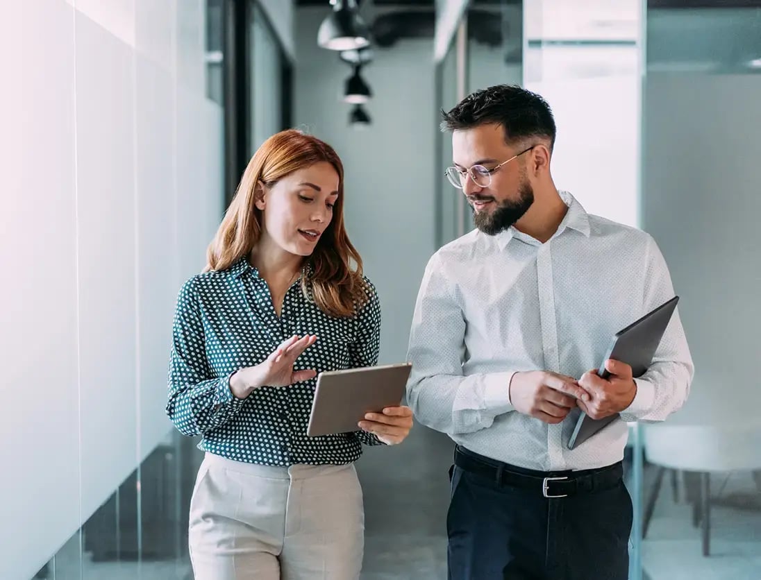 Des collègues utilisant SAP Business One consultent une tablette avec Copilot.