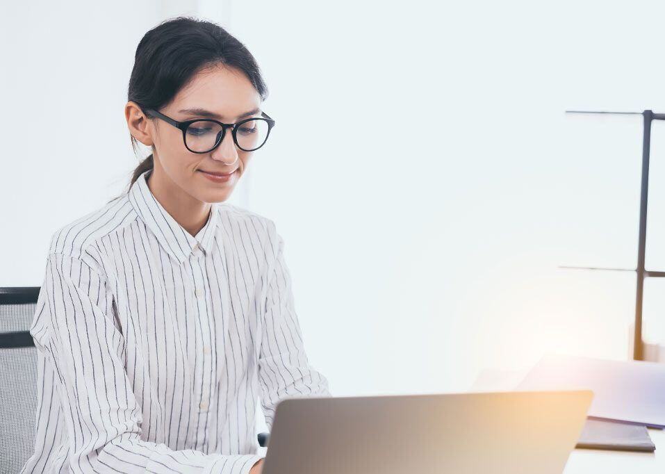 Femme travaillant sur un ordinateur portable