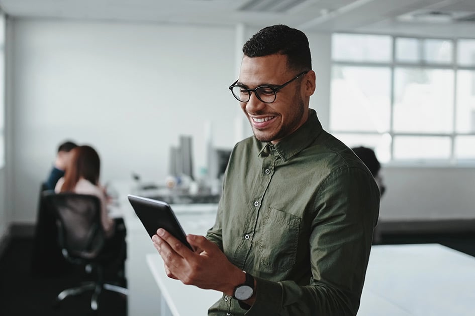 Man looks at SAP S/4HANA Cloud Public Edition on his tablet