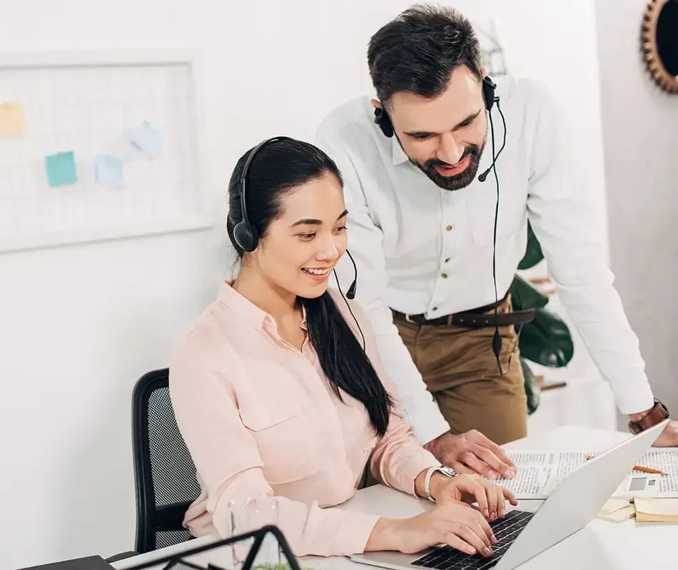 Businessman and woman looking at the SAP Business One integrated solution on a laptop screen