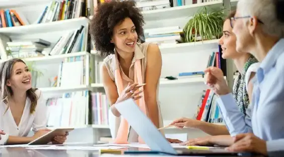 des hommes d'affaires heureux en réunion des hommes d'affaires heureux en réunion