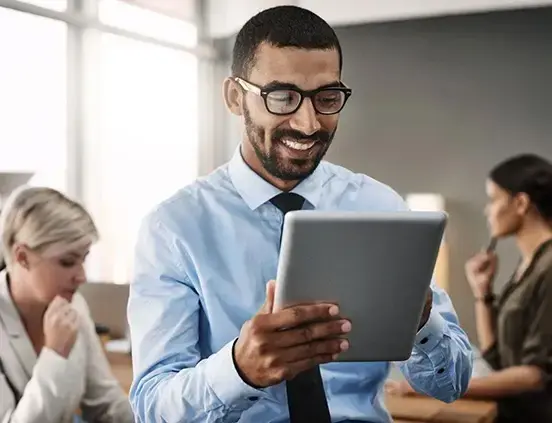 Un homme consulte SuccessFactors sur une tablette Un homme consulte SuccessFactors sur une tablette