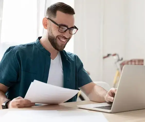 Une personne consulte son portail SXP Partner Edition pour SAP Business One.